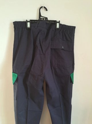 Pantalón de trabajo azul con detalle verde