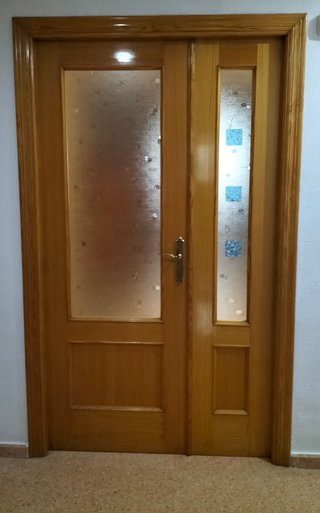 Puerta doble de madera con cristal
