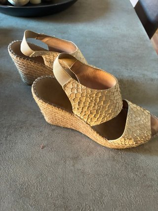 Sandalias Beige Cuña Piel Serpiente