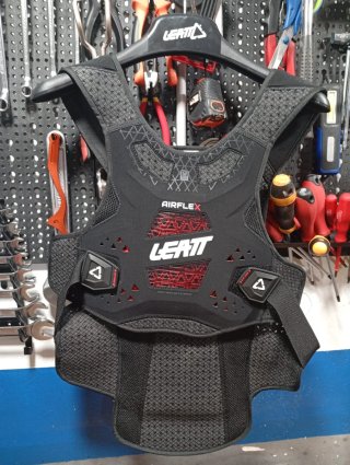 Peto Protector Leatt AirFlex Negro. Talla L/XL