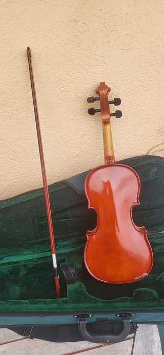 Violín con arco y estuche