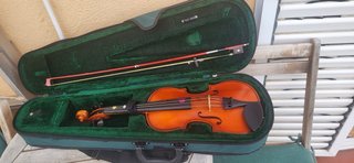 Violín con arco y estuche
