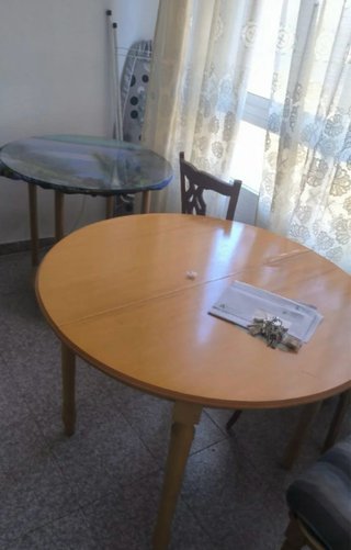 Tavoli rotondi in legno e vetro
