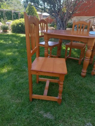 Mesa de comedor y 4 sillas de madera