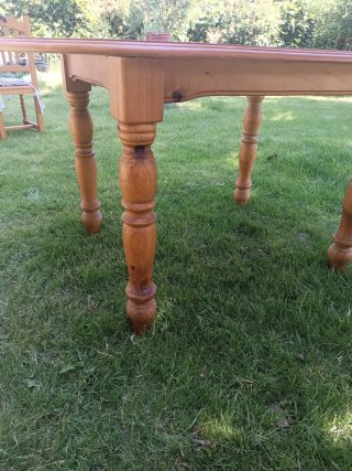 Mesa de comedor y 4 sillas de madera