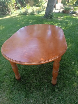 Mesa de comedor y 4 sillas de madera