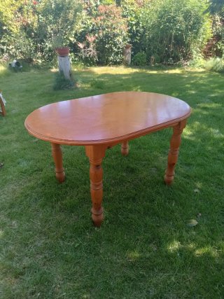 Mesa de comedor y 4 sillas de madera