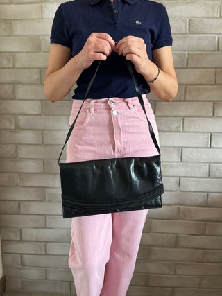 Bolso de piel tipo sobre negro. Perfecto estado.