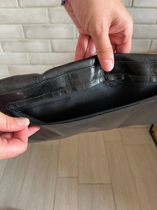Bolso de piel tipo sobre negro. Perfecto estado.