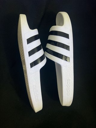Chanclas Adidas Blancas y Negras