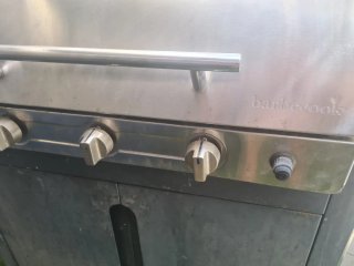 Barbacoa a gas negra y plateada