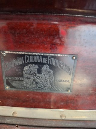 Toca discos antiguo de madera