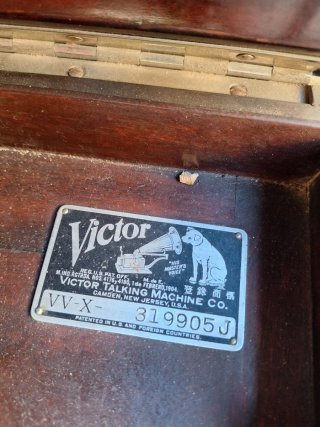 Toca discos antiguo de madera