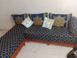 Sofá esquinero azul y dorado