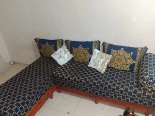 Sofá esquinero azul y dorado