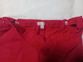 Pantalón corto con tirantes GOCCO rojo