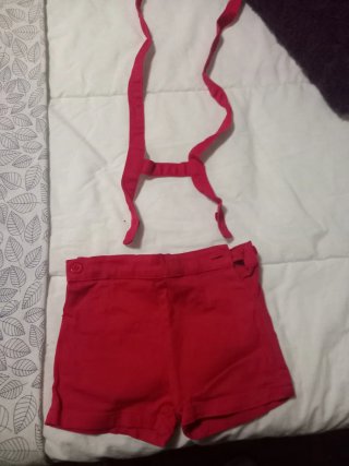 Pantalón corto con tirantes GOCCO rojo