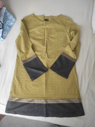 Vestido amarillo con detalles grises