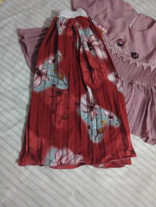 Vestido niña rosa con falda estampada. Sin Uso ✅
