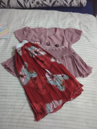 Vestido niña rosa con falda estampada. Sin Uso ✅