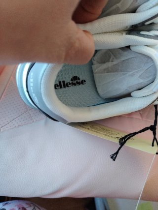 Zapatillas Ellesse grises y blancas