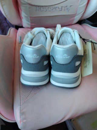 Zapatillas Ellesse grises y blancas