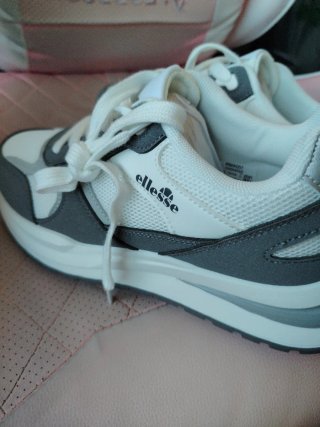 Zapatillas Ellesse grises y blancas