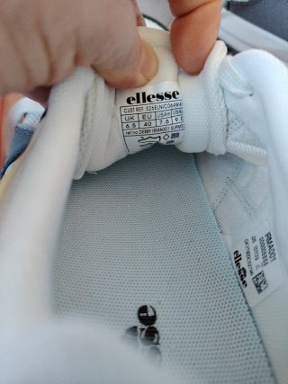 Zapatillas Ellesse grises y blancas