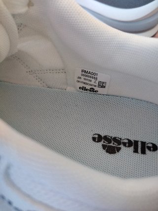 Zapatillas Ellesse grises y blancas
