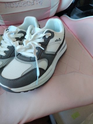 Zapatillas Ellesse grises y blancas