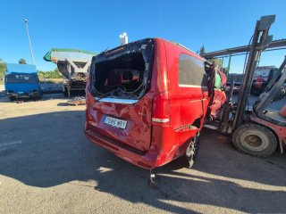 Mercedes V300d.