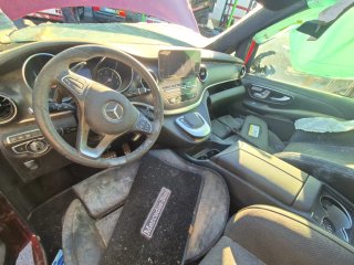 Mercedes V300d.