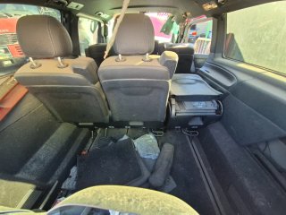 Mercedes V300d.