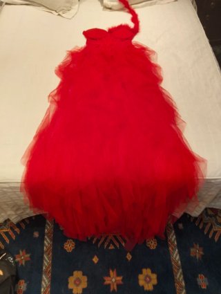 Vestido rojo voluminoso con plumas