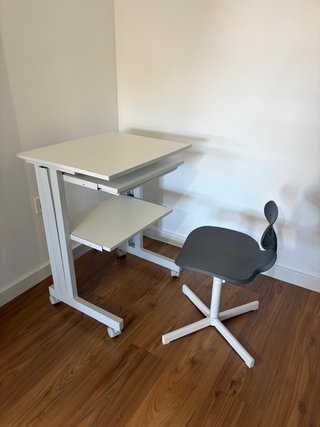 Mesa de ordenador y silla