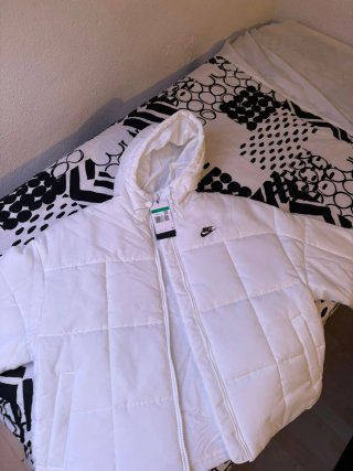 Abrigo acolchado blanco Nike con capucha