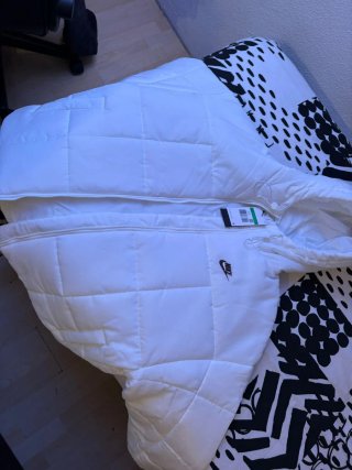 Abrigo acolchado blanco Nike con capucha