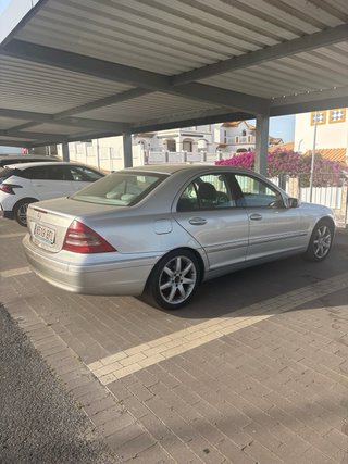 Mercedes-Benz Clase C 2001 automatico leer bien