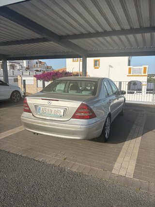 Mercedes-Benz Clase C 2001 automatico leer bien