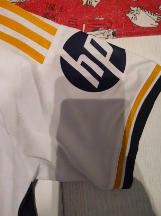 Gorra Adidas Real Madrid Blanca y Dorada y camiset