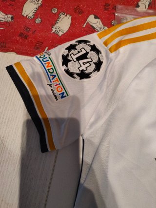 Gorra Adidas Real Madrid Blanca y Dorada y camiset