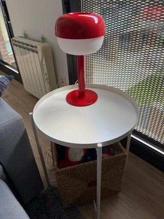 Mesa auxiliar IKEA + lámpara roja