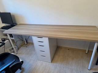 Scrivania in legno con cassettiera bianca