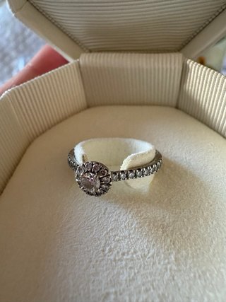 Anillo Swarovski con halo Eternity