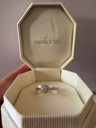 Anillo Swarovski con halo Eternity