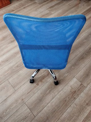 Silla de oficina azul y plateada