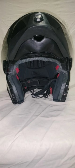 Casco de moto negro integral