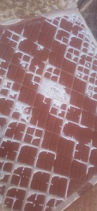 Azulejo marrón oscuro con betas