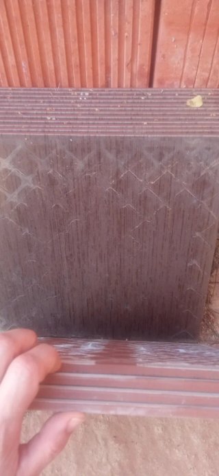 Azulejo marrón oscuro con betas