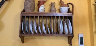 Estantería de madera para platos